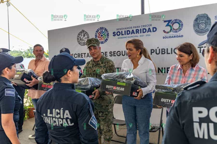 Lili Campos entrega equipo y anuncia aumento en seguro de vida a policías