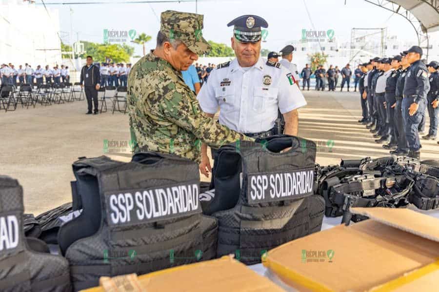 Lili Campos entrega equipo y anuncia aumento en seguro de vida a policías