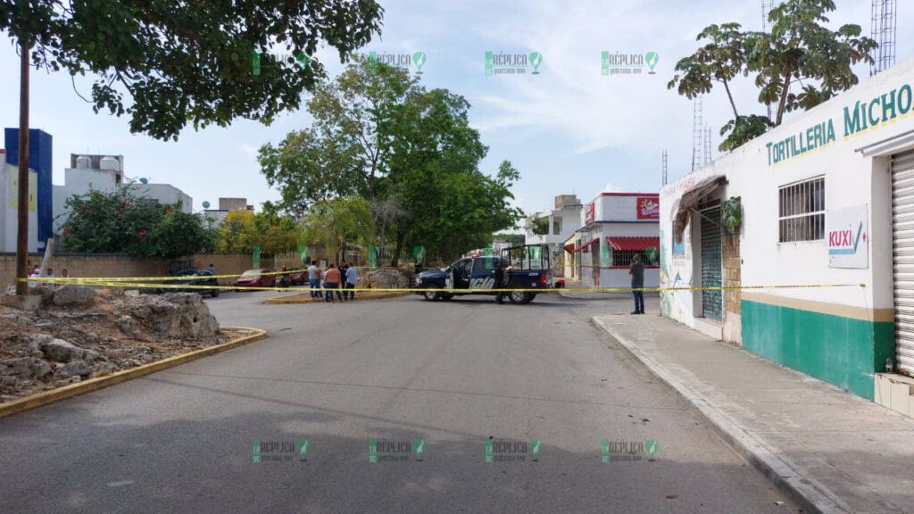 Balean fachada de rosticería 'El Pechugón' en el fraccionamiento Las Palmas I de Playa del Carmen