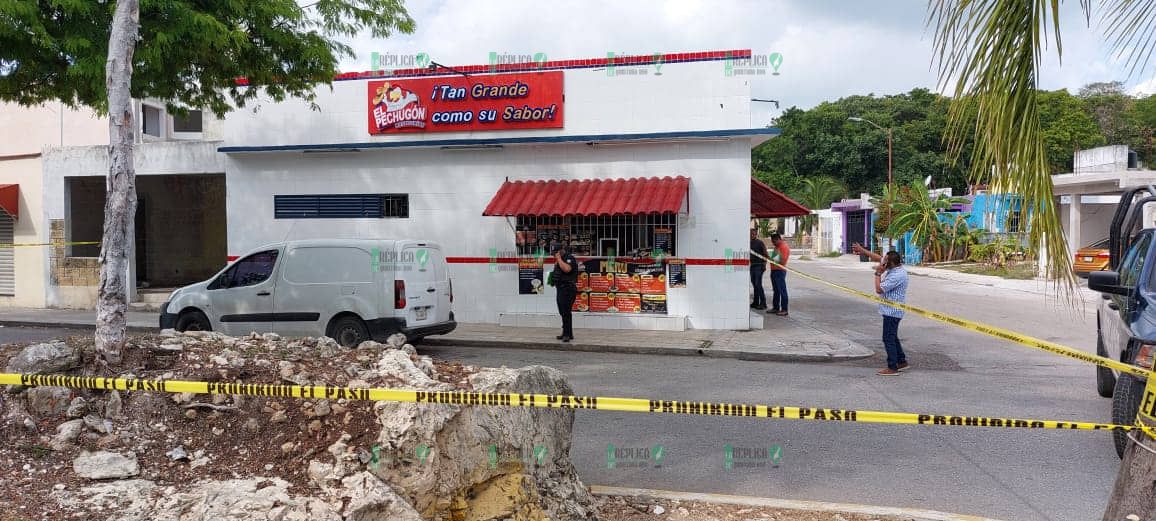 Balean fachada de rosticería 'El Pechugón' en el fraccionamiento Las Palmas I de Playa del Carmen
