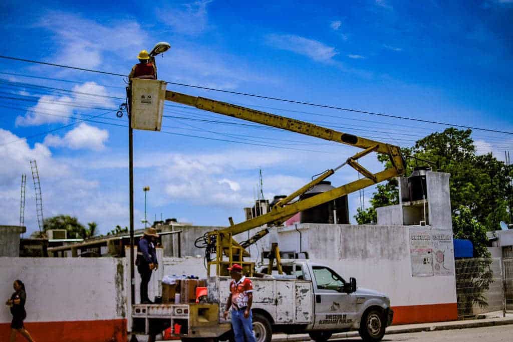 Regresa Yensunni Martínez a instalar luminarias LED nuevas a Fraccionamiento Centenario