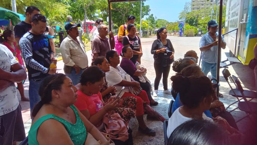 Se manifiestan habitantes de colonias irregulares en explanada del Ayuntamiento de Cancún