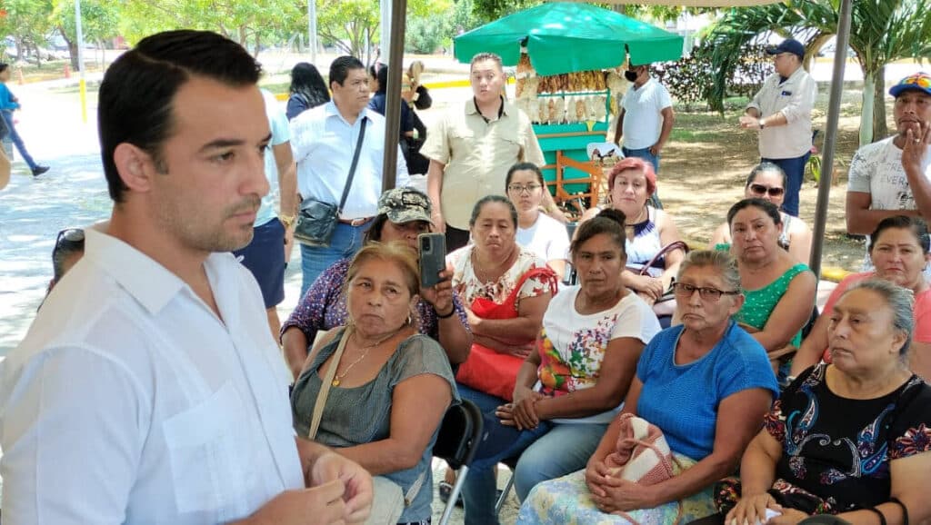 Se manifiestan habitantes de colonias irregulares en explanada del Ayuntamiento de Cancún