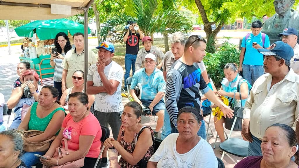 Se manifiestan habitantes de colonias irregulares en explanada del Ayuntamiento de Cancún