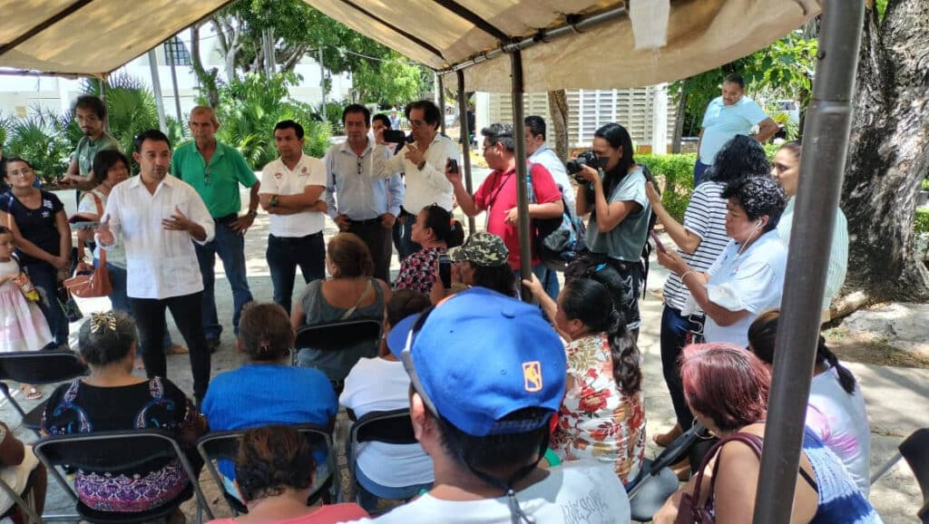 Se manifiestan habitantes de colonias irregulares en explanada del Ayuntamiento de Cancún