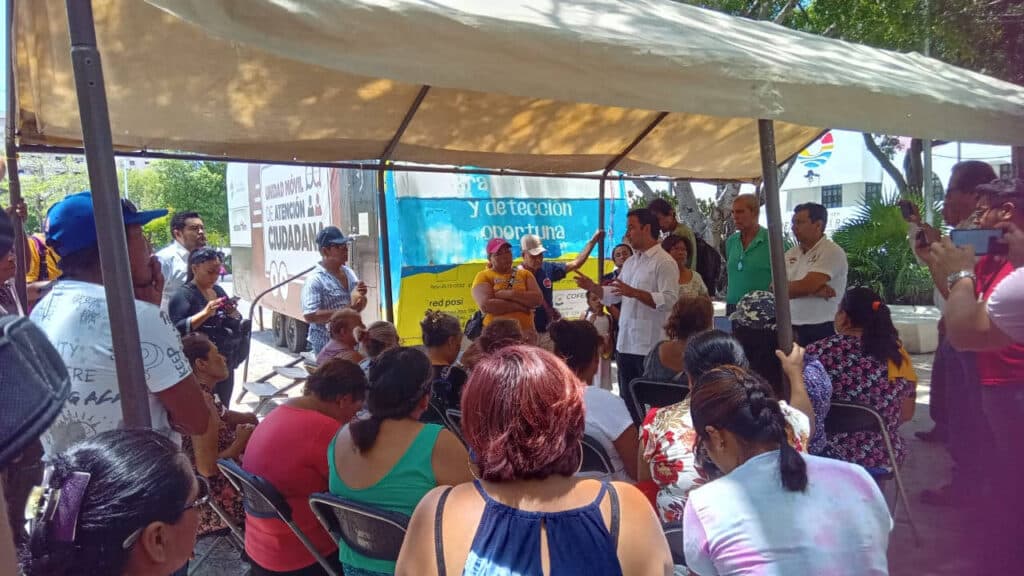 Se manifiestan habitantes de colonias irregulares en explanada del Ayuntamiento de Cancún