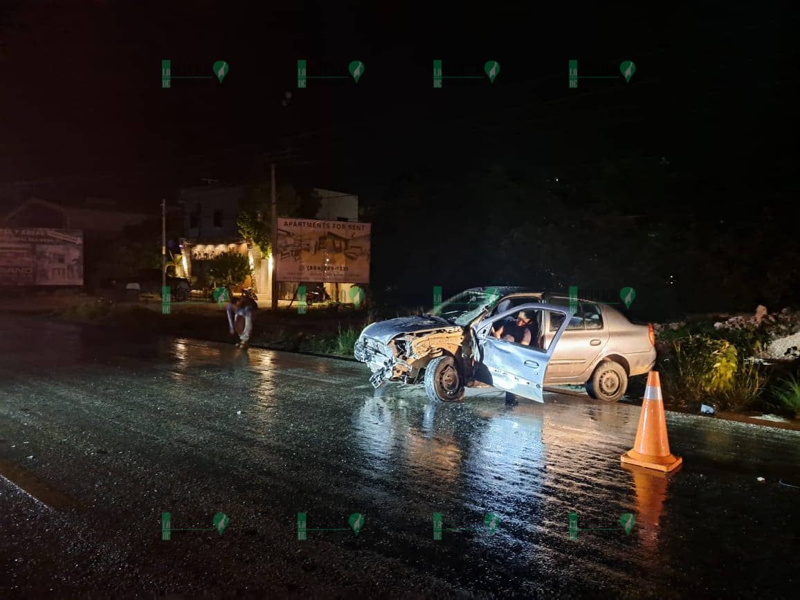 Choca vehículo con tractocamión en carretera Tulum-Felipe Carrillo Puerto