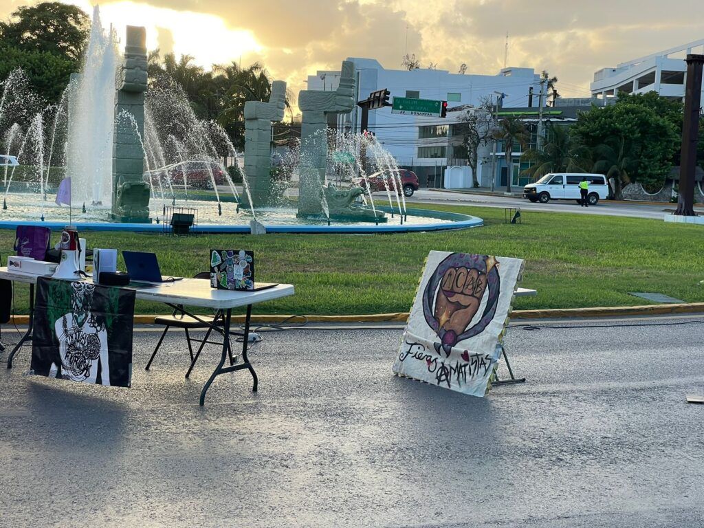 Realizan 'asamblea de víctimas' en el kilómetro 0 de la Zona Hotelera de Cancún