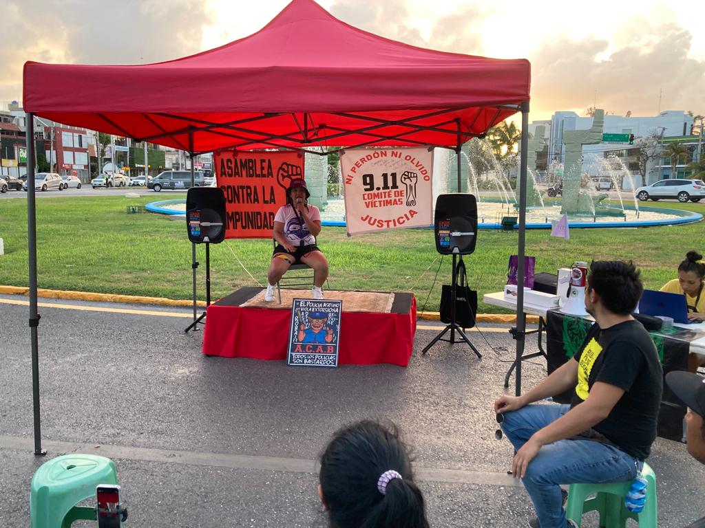 Realizan 'asamblea de víctimas' en el kilómetro 0 de la Zona Hotelera de Cancún