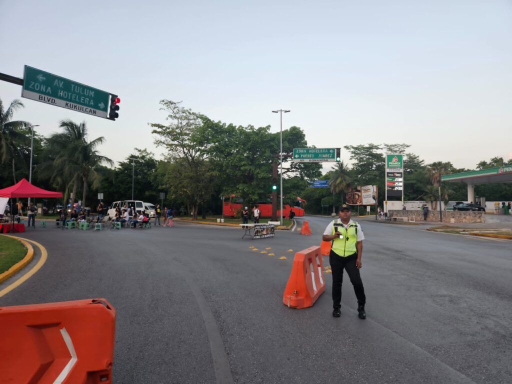 Realizan 'asamblea de víctimas' en el kilómetro 0 de la Zona Hotelera de Cancún