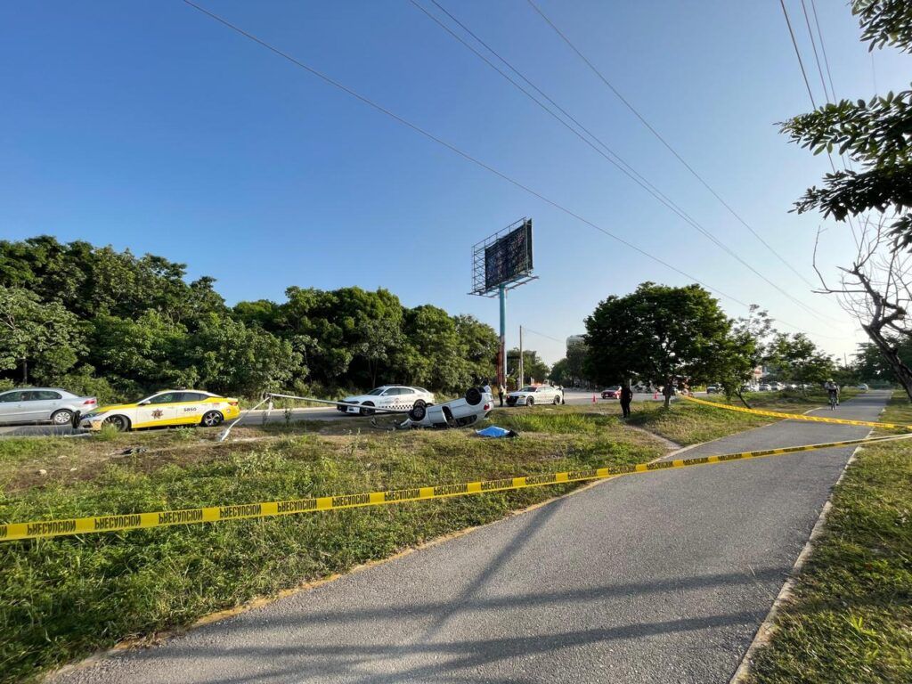 Muere conductor tras aparatosa volcadura en la avenida Guayacán de Cancún