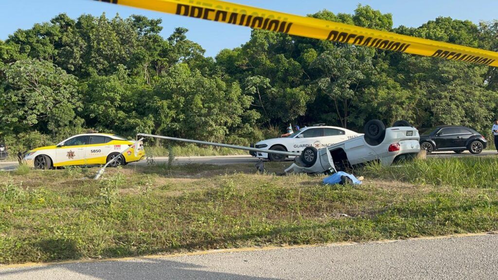 Muere conductor tras aparatosa volcadura en la avenida Guayacán de Cancún