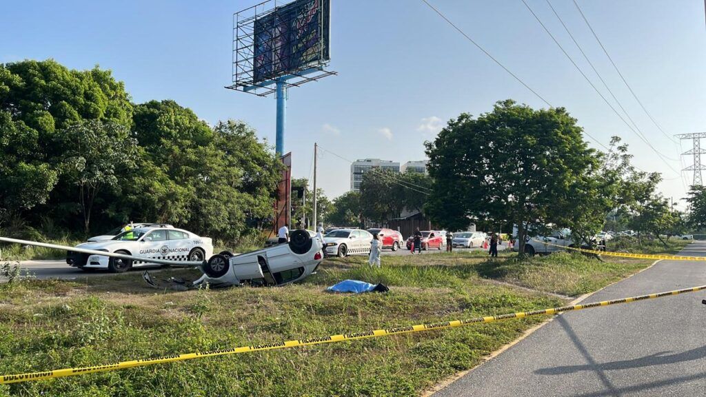 Muere conductor tras aparatosa volcadura en la avenida Guayacán de Cancún