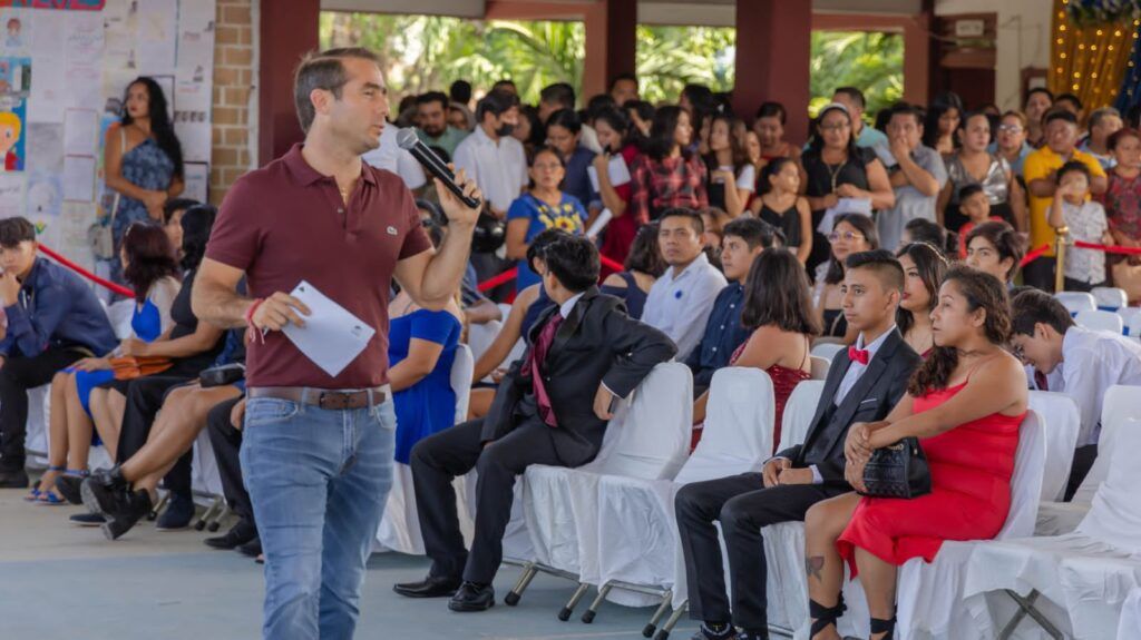 Diego Castañón apadrina a 450 egresados de la Secundaria General No. 15 Zamna