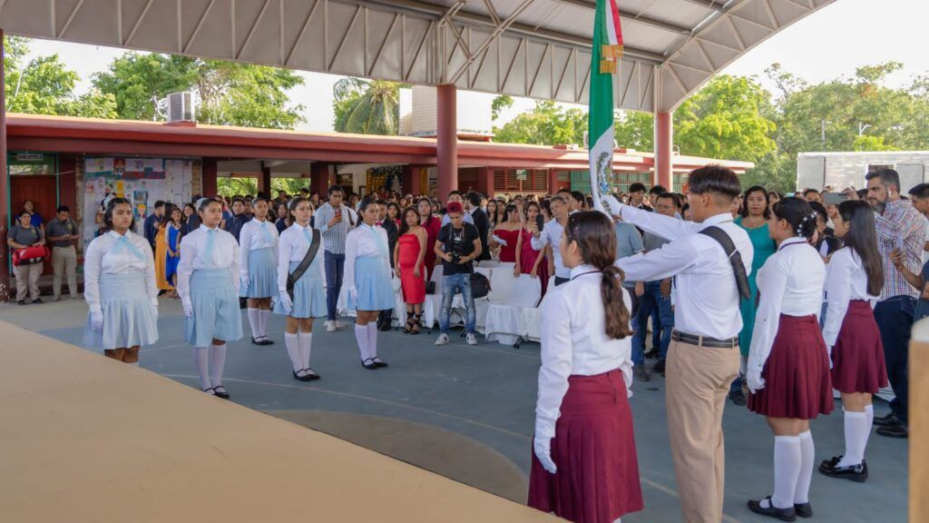 Diego Castañón apadrina a 450 egresados de la Secundaria General No. 15 Zamna