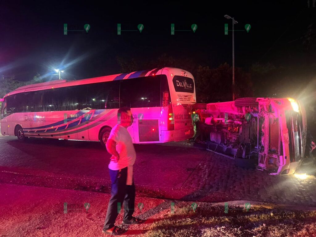 Deja al menos ocho lesionados, choque entre van y autobús en el centro de Cancún