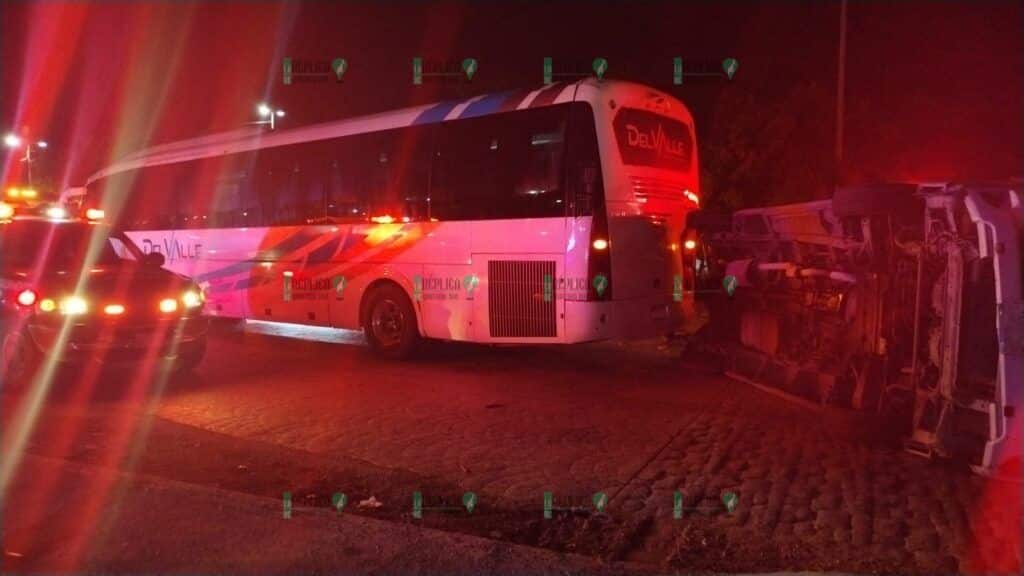 Deja al menos ocho lesionados, choque entre van y autobús en el centro de Cancún