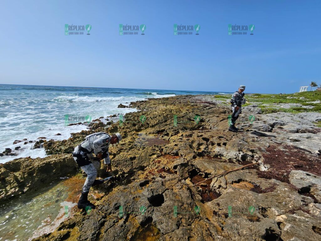 Hallan paquete con aparente cocaína en playa de Akumal