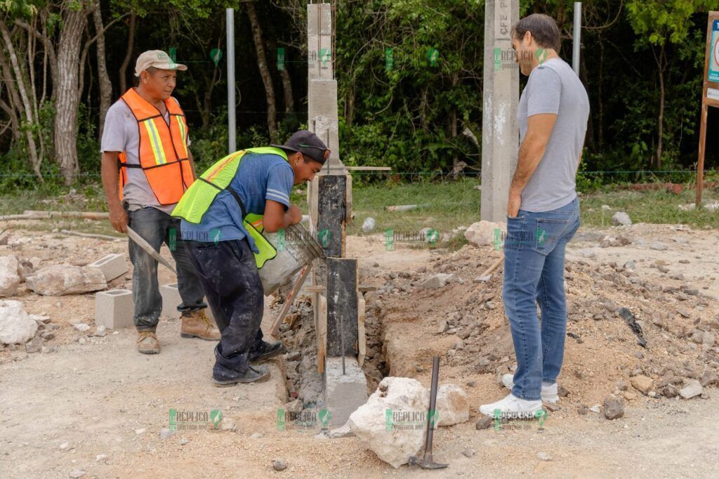 Tulum: Diamante de béisbol de Akumal tiene un avance del 35%