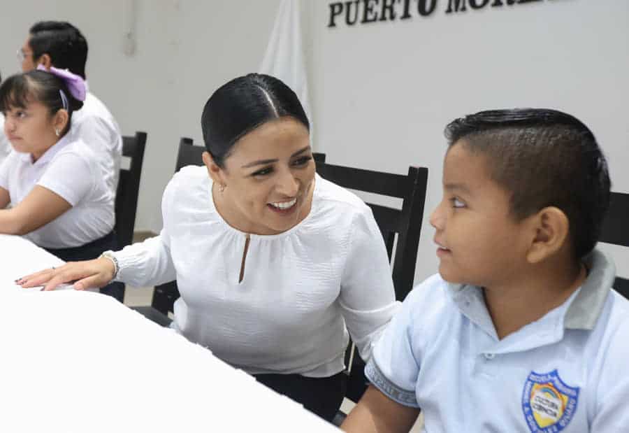 Cumple Blanca Merari con entrega de becas escolares "Avanzando Juntos" en Puerto Morelos