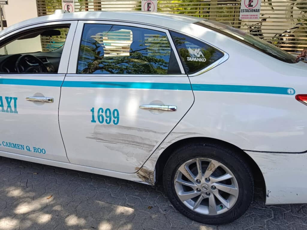 Extranjero choca contra una moto y un taxi