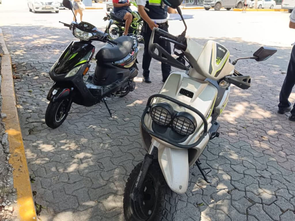 Extranjero choca contra una moto y un taxi