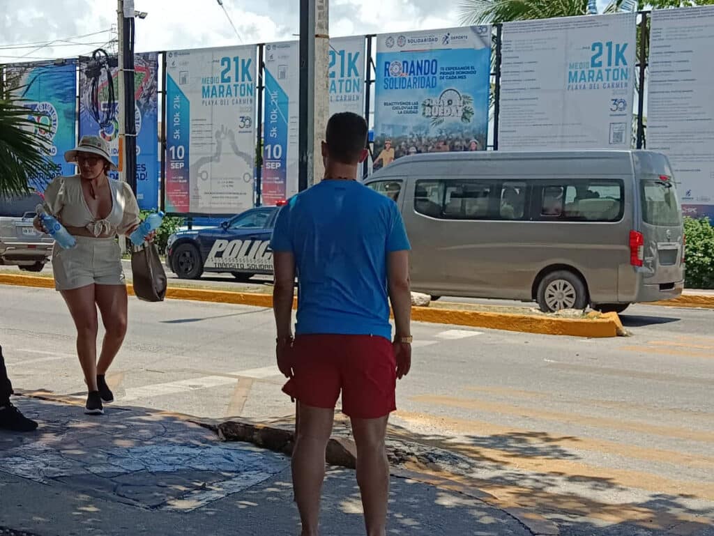 Extranjero choca contra una moto y un taxi