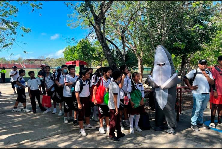 Estudiantes de secundaria conviven y aprenden en la alberca olímpica municipal