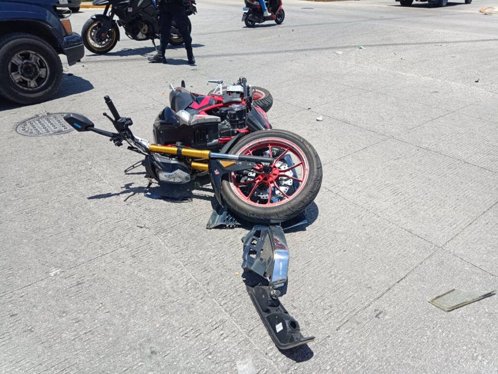 Conductor de camioneta no respetó su alto y colisionó contra un Motociclista