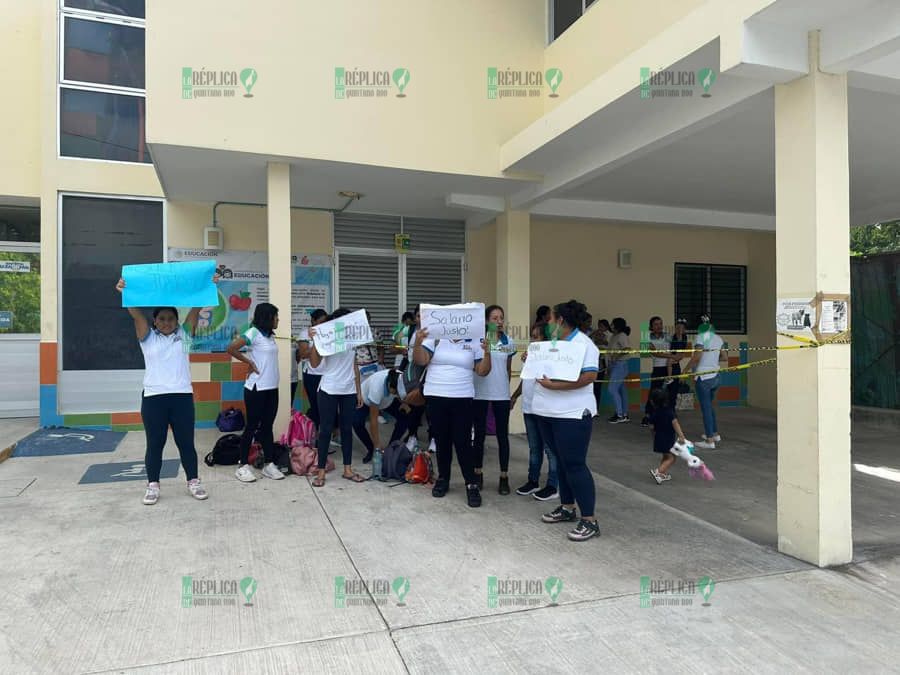 Protestan maestras del centro educativo del IMSS en Playa del Carmen