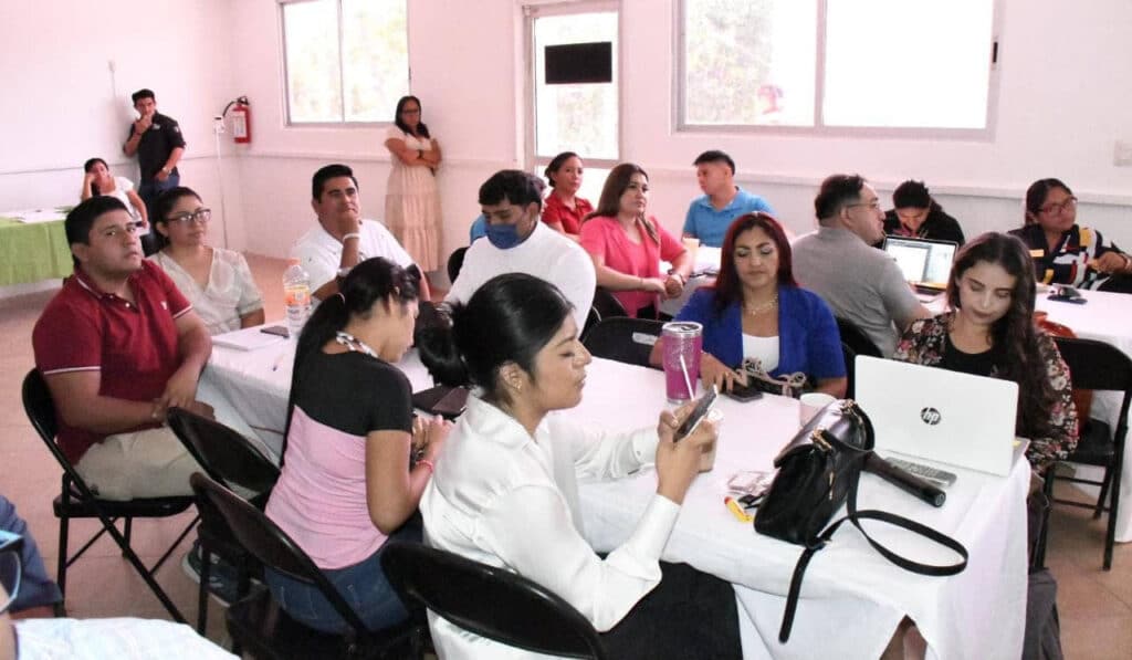 Imparten taller a empresarios y prestadores de servicio en el ramo turístico de Othón P. Blanco