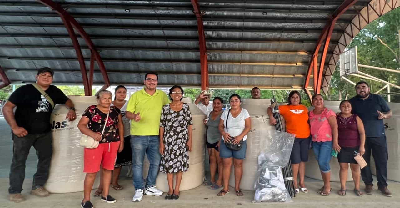 Entrega de tinacos con subsidios por la congregación Mariana Trinitaria y movimiento ciudadano en Francisco Uh May