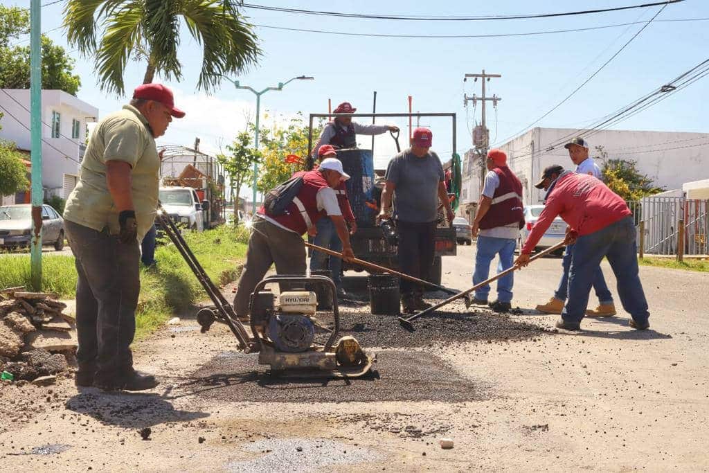 Yensunni Martínez asiste a los inicios de trabajos de bacheo en la Avenida Venustiano Carranza