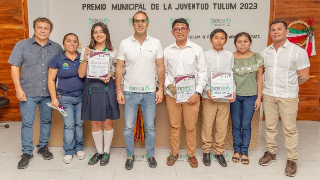 Diego Castañón entrega premios de la Juventud Tulum 2023