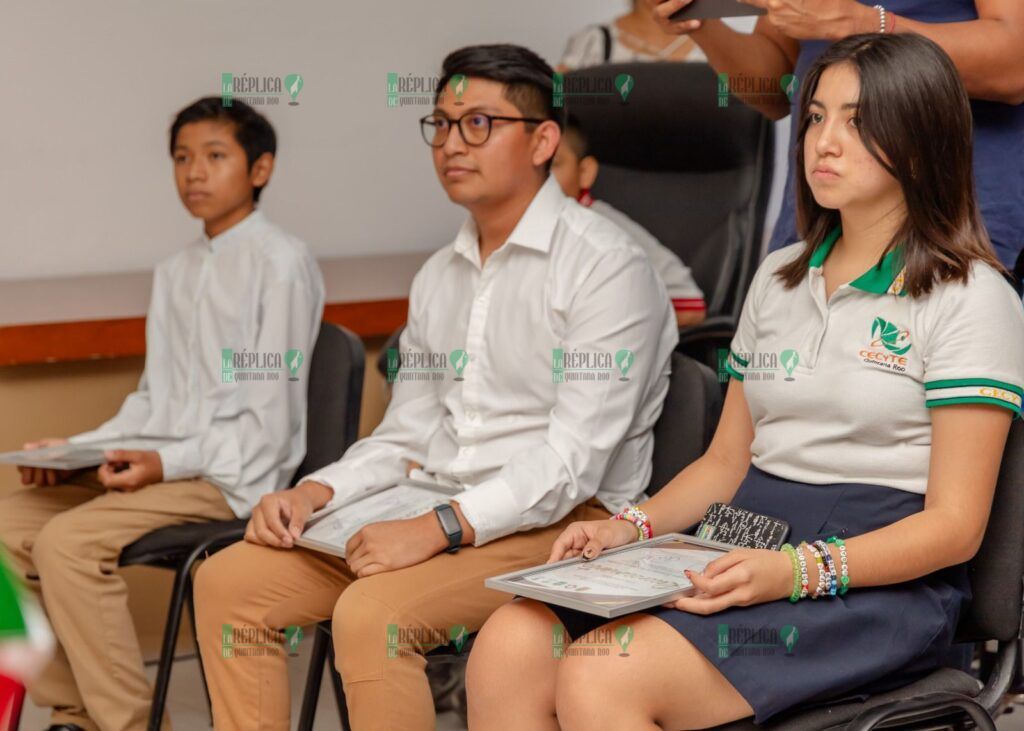 Diego Castañón entrega premios de la Juventud Tulum 2023