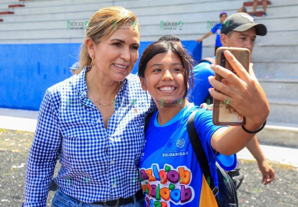 Lili Campos convive con niñas, niños y jóvenes del curso de verano Baaxlo’ob Paalalo’ob