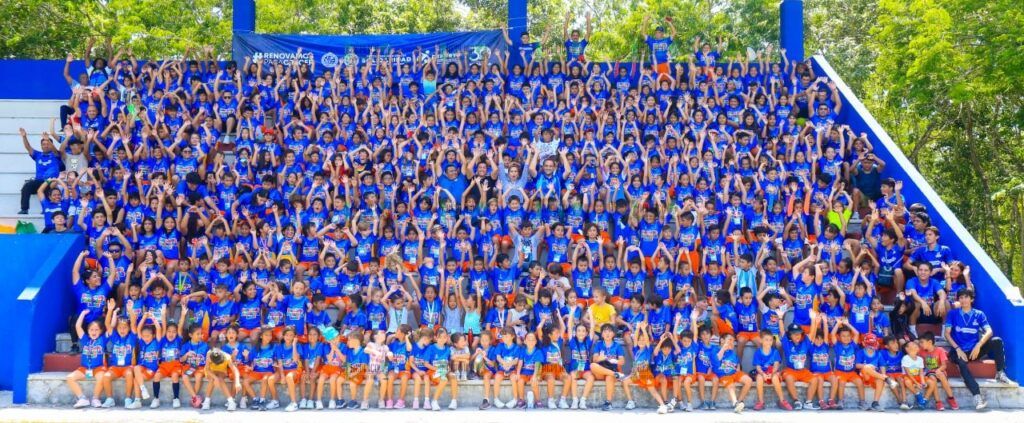 Lili Campos convive con niñas, niños y jóvenes del curso de verano Baaxlo’ob Paalalo’ob