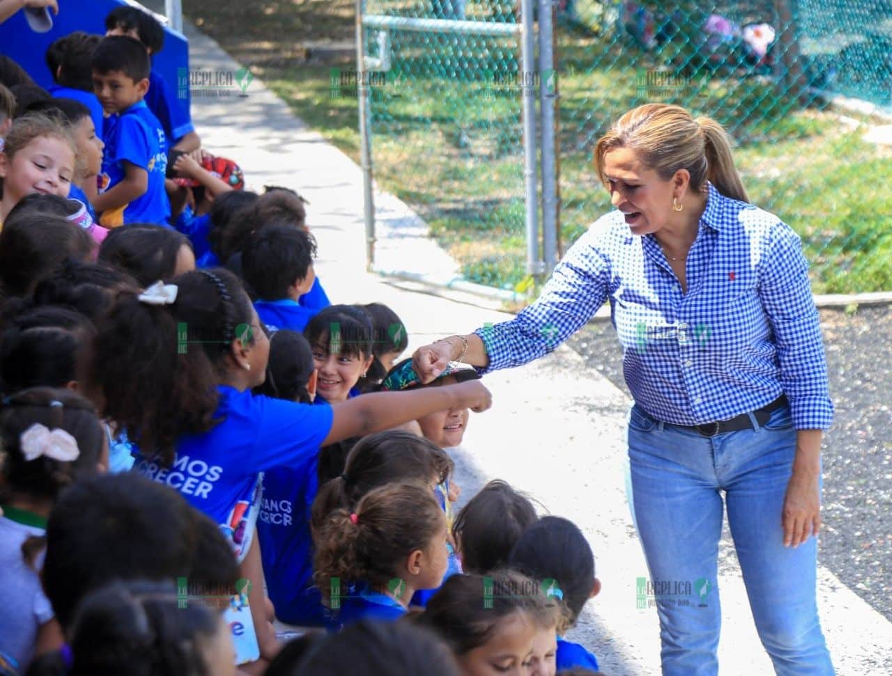 Lili Campos convive con niñas, niños y jóvenes del curso de verano Baaxlo’ob Paalalo’ob