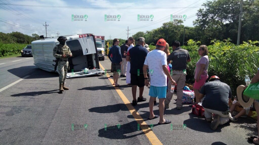 Quedan 5 lesionados al volcar van cerca de Akumal