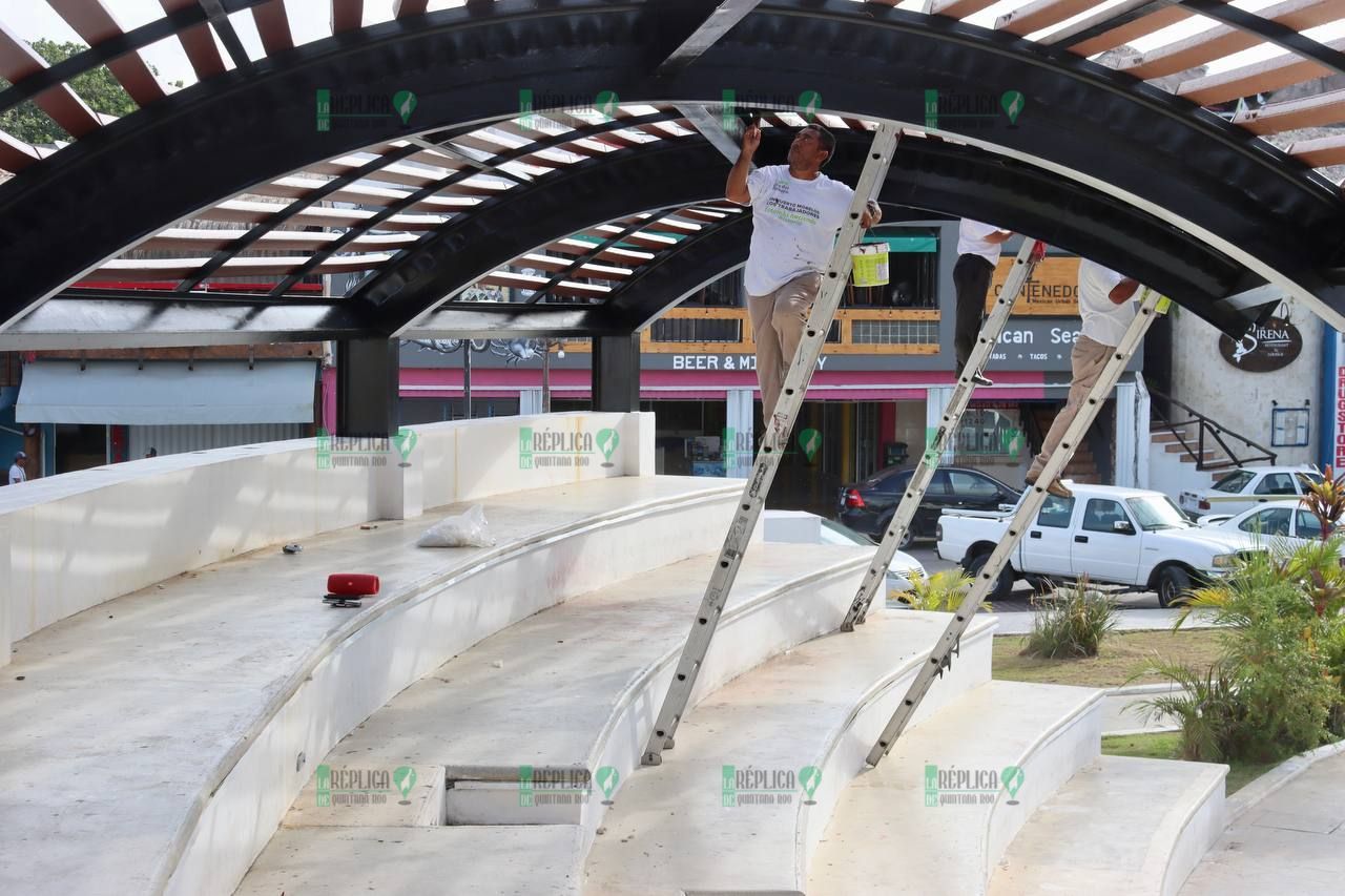 Trabajos de mejoramiento de la imagen de la zona turística de Puerto Morelos, en su etapa final