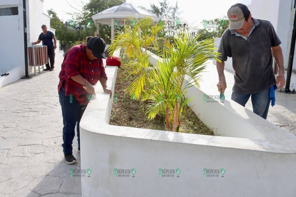 Trabajos de mejoramiento de la imagen de la zona turística de Puerto Morelos, en su etapa final