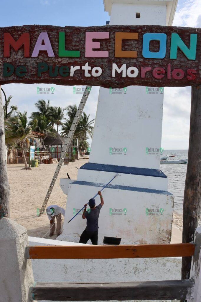 Trabajos de mejoramiento de la imagen de la zona turística de Puerto Morelos, en su etapa final