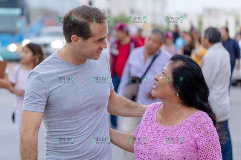 Diego Castañón recorre colonia Aldea Tulum y escucha a las familias