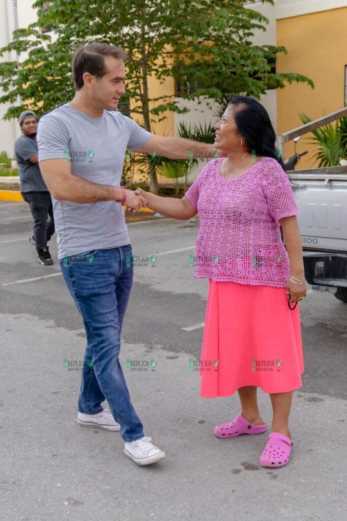 Diego Castañón recorre colonia Aldea Tulum y escucha a las familias