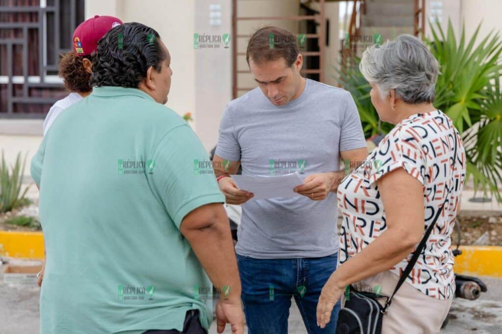 Diego Castañón recorre colonia Aldea Tulum y escucha a las familias