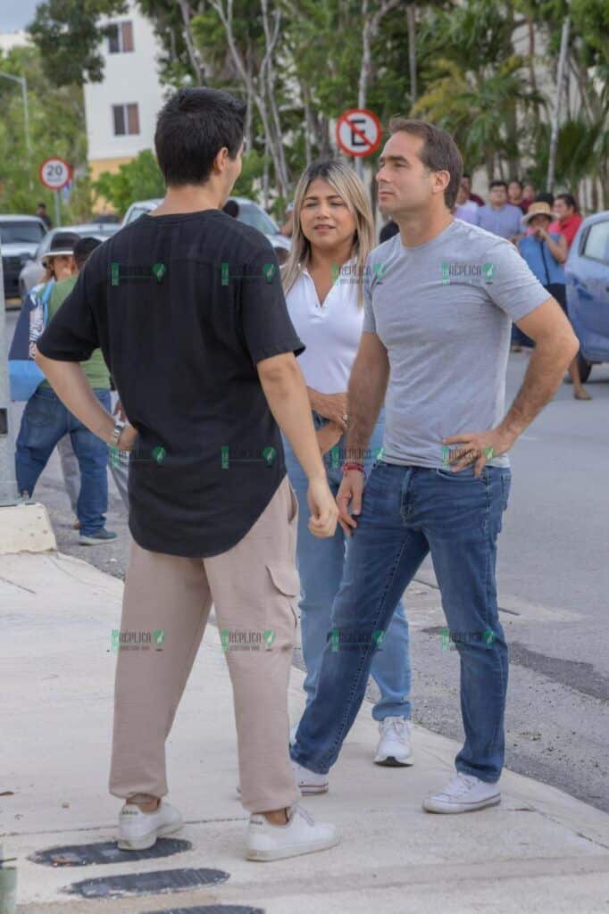 Diego Castañón recorre colonia Aldea Tulum y escucha a las familias