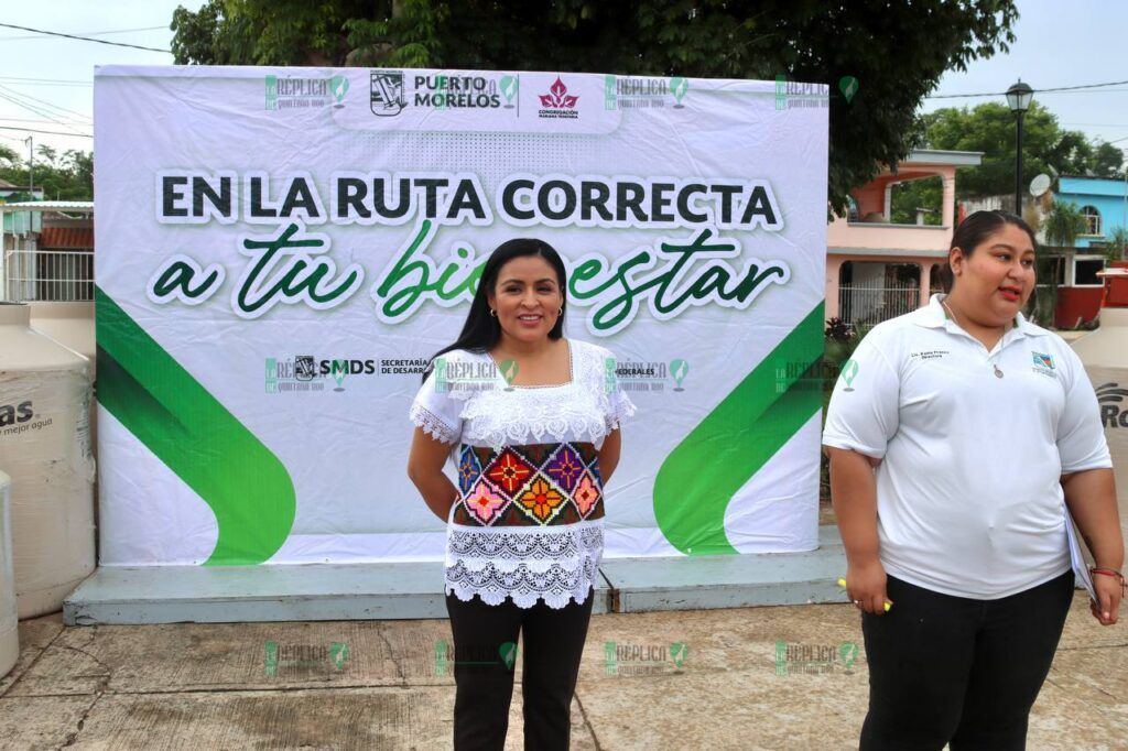 Entrega Blanca Merari 34 tinacos para almacenamiento de agua en Leona Vicario