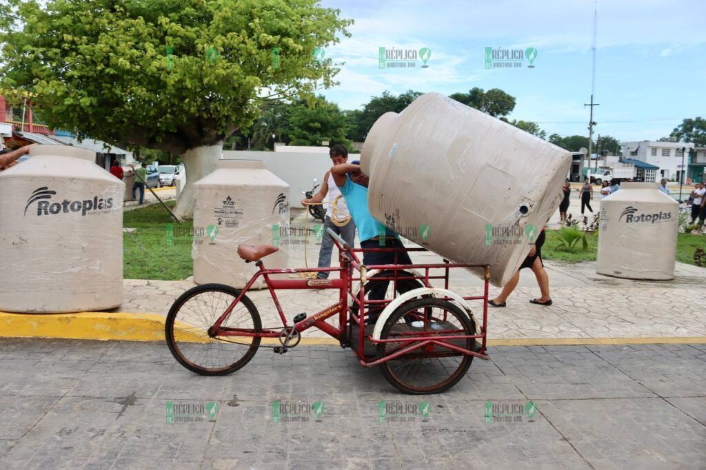 Entrega Blanca Merari 34 tinacos para almacenamiento de agua en Leona Vicario