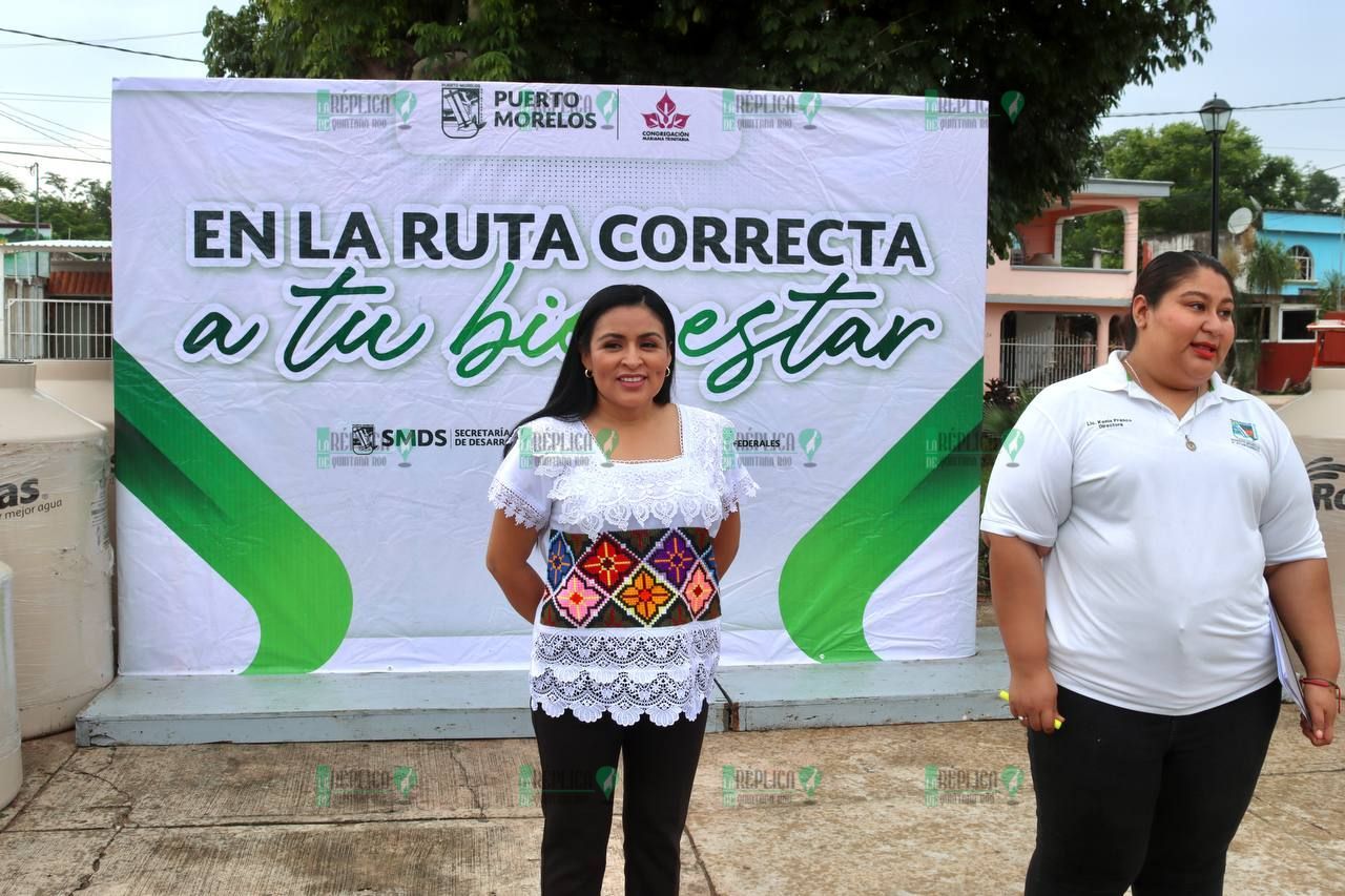 Entrega Blanca Merari 34 tinacos para almacenamiento de agua en Leona Vicario