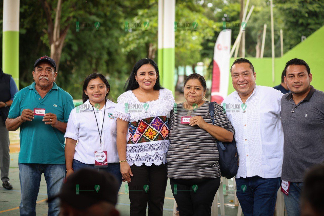 Entrega Blanca Merari tarjetas de la Unidad del Bienestar a beneficiarios de Puerto Morelos